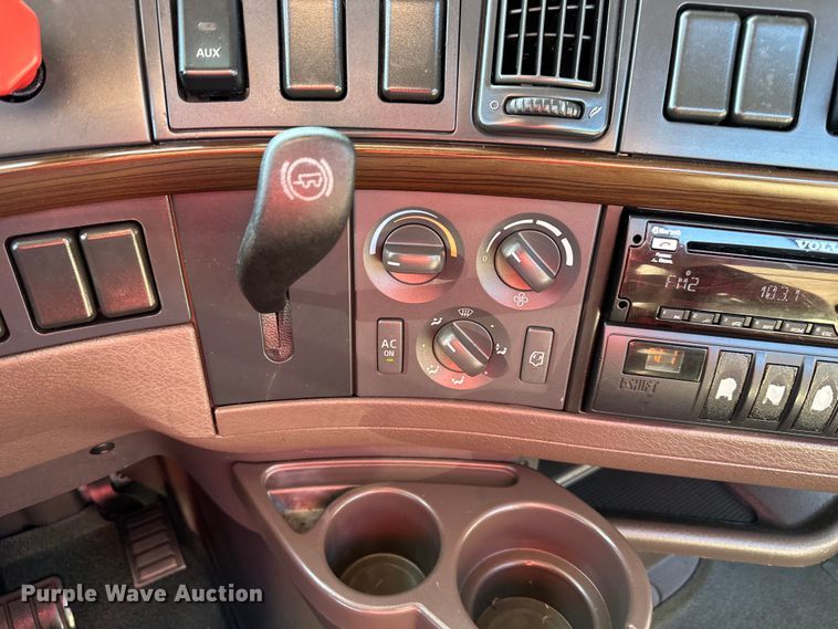 image for item EJ7084 2017 Volvo VN semi truck