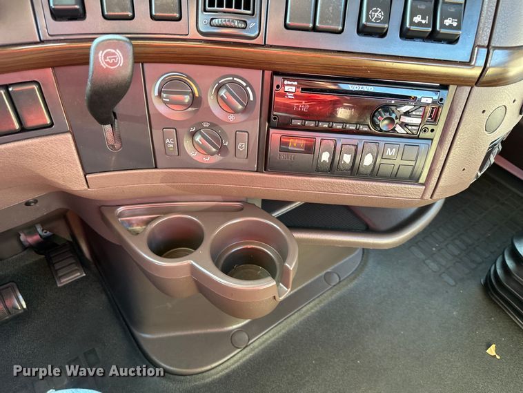 image for item EJ7084 2017 Volvo VN semi truck