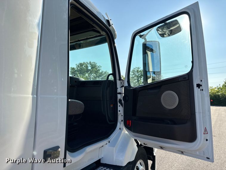 image for item EJ7084 2017 Volvo VN semi truck