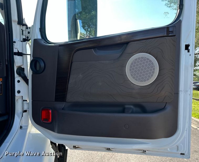 image for item EJ7084 2017 Volvo VN semi truck