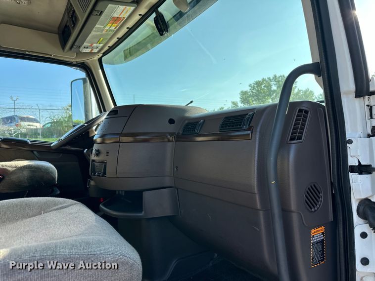 image for item EJ7084 2017 Volvo VN semi truck