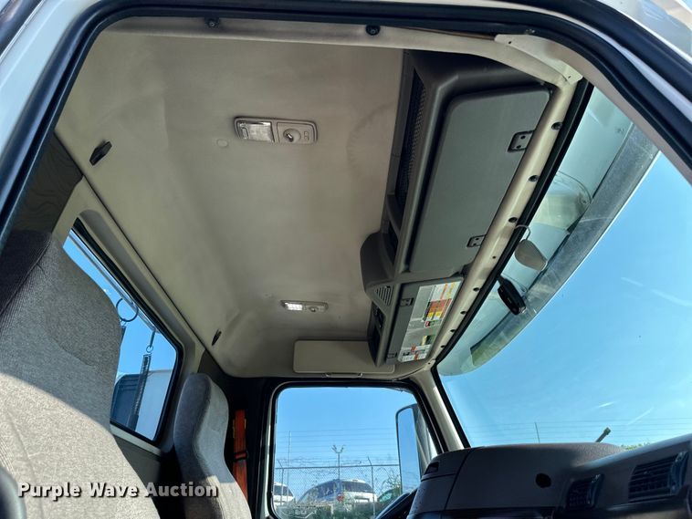 image for item EJ7084 2017 Volvo VN semi truck