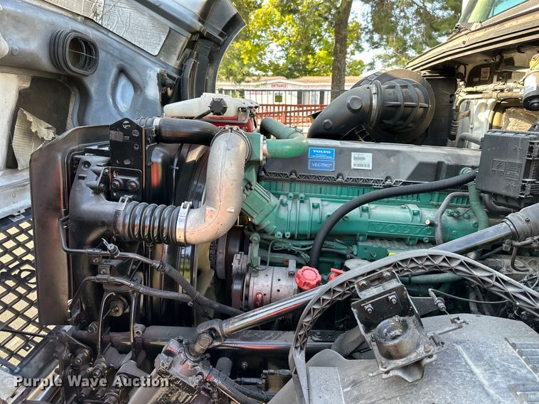 image for item EJ7084 2017 Volvo VN semi truck