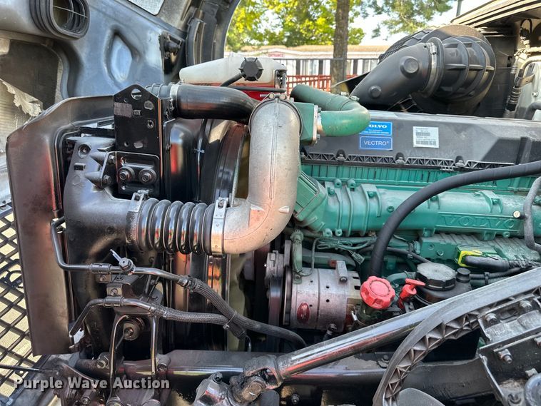 image for item EJ7084 2017 Volvo VN semi truck