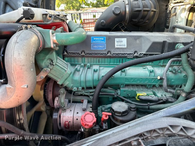 image for item EJ7084 2017 Volvo VN semi truck