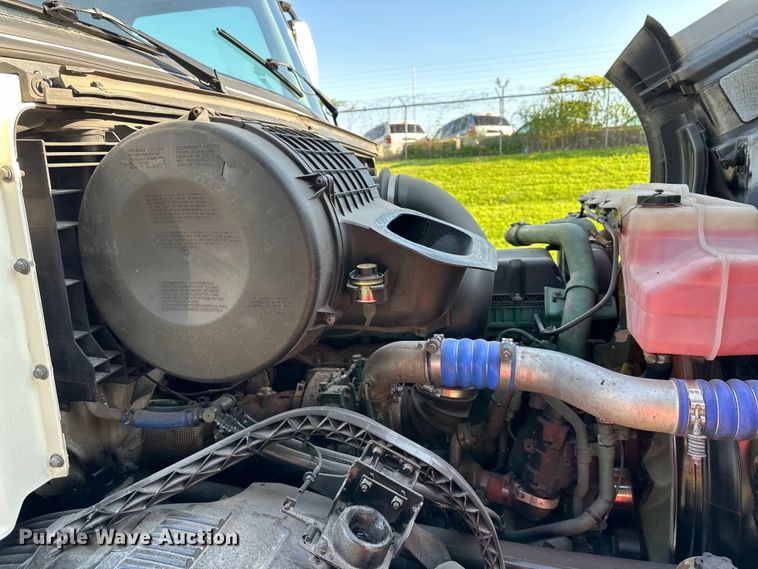 image for item EJ7084 2017 Volvo VN semi truck