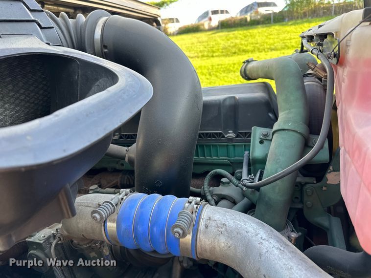 image for item EJ7084 2017 Volvo VN semi truck