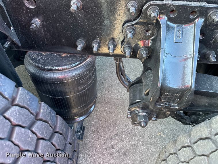 image for item EJ7084 2017 Volvo VN semi truck