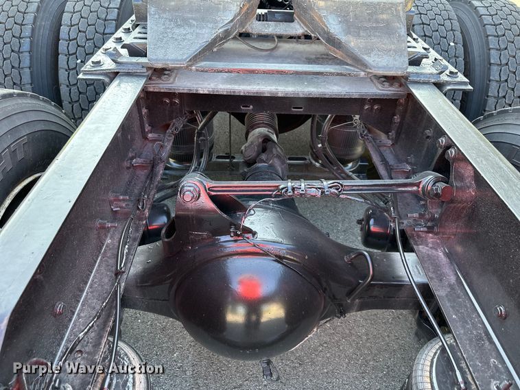 image for item EJ7084 2017 Volvo VN semi truck