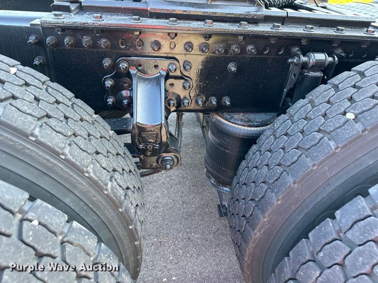 image for item EJ7084 2017 Volvo VN semi truck