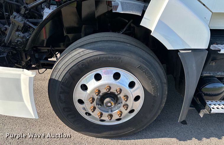 image for item EJ7084 2017 Volvo VN semi truck