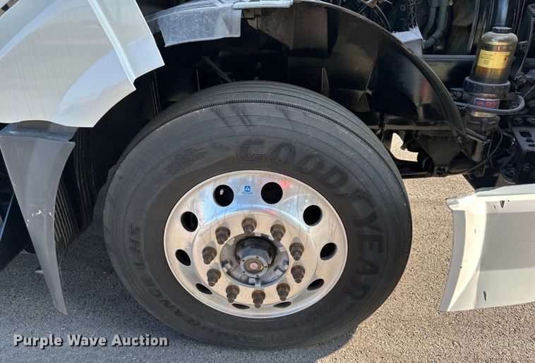 image for item EJ7084 2017 Volvo VN semi truck