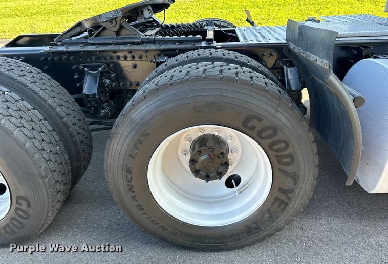 image for item EJ7084 2017 Volvo VN semi truck