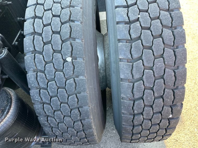 image for item EJ7084 2017 Volvo VN semi truck