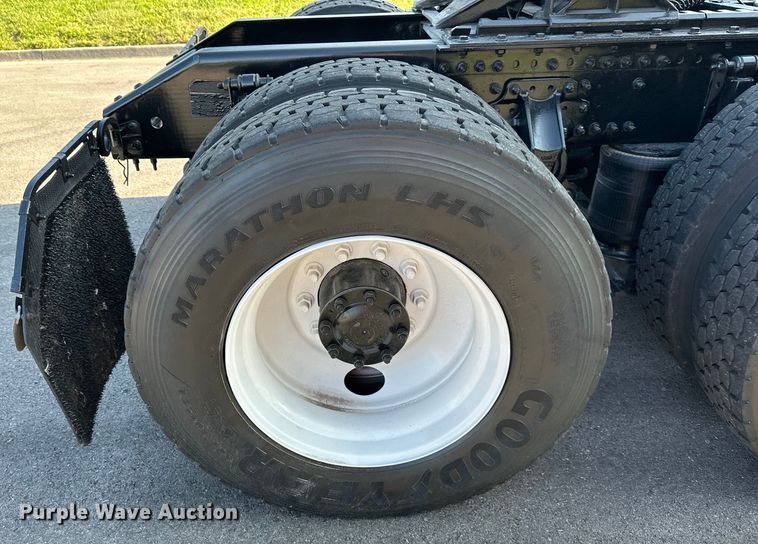 image for item EJ7084 2017 Volvo VN semi truck