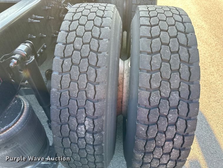 image for item EJ7084 2017 Volvo VN semi truck