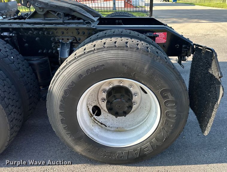 image for item EJ7084 2017 Volvo VN semi truck