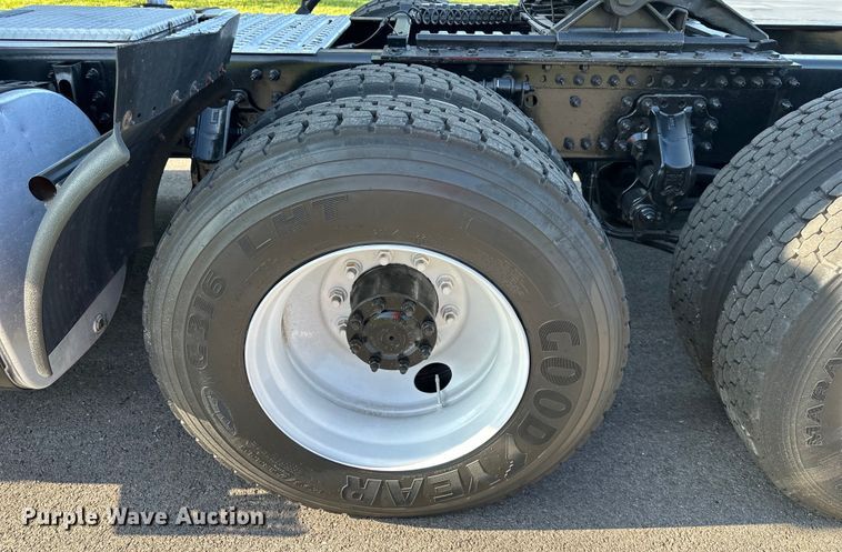 image for item EJ7084 2017 Volvo VN semi truck