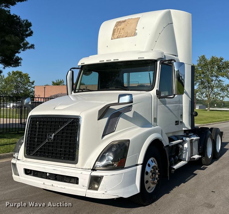 image for item EJ7085 2016 Volvo VN Series semi truck