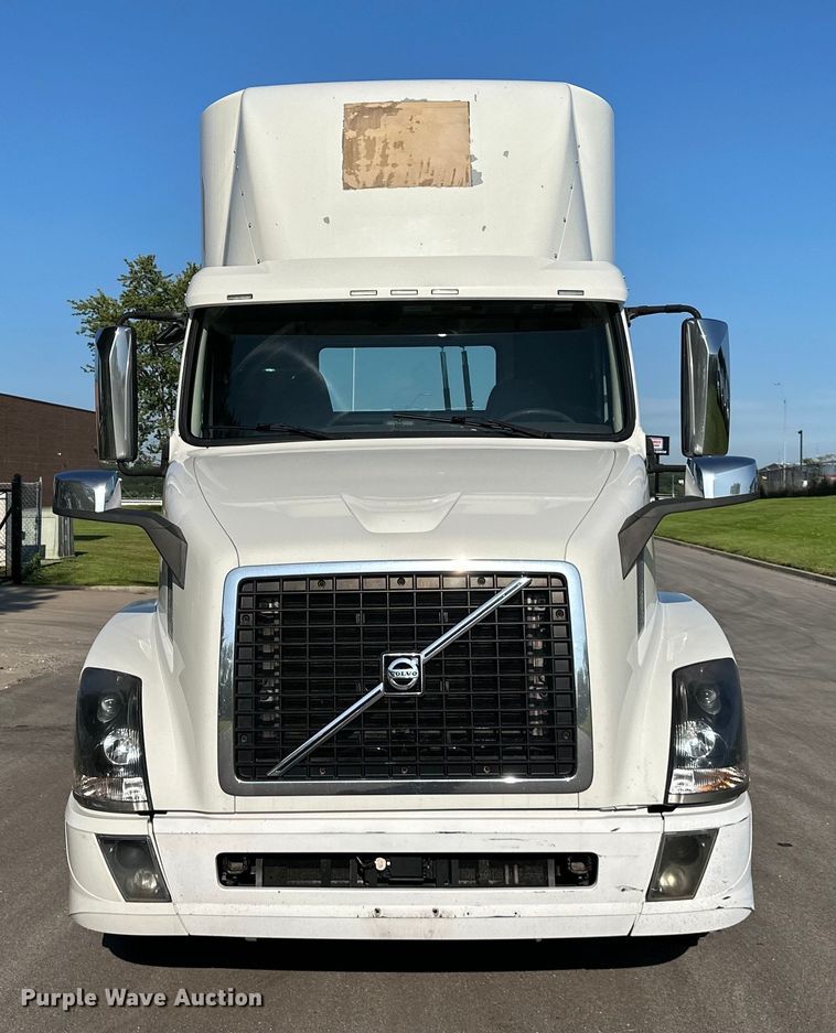 image for item EJ7085 2016 Volvo VN Series semi truck
