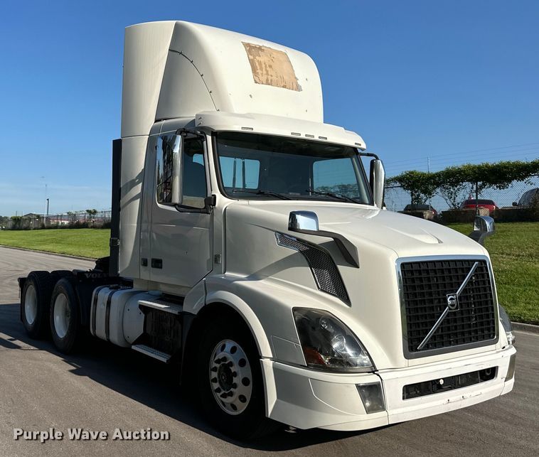image for item EJ7085 2016 Volvo VN Series semi truck
