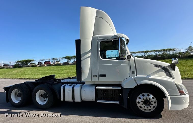 image for item EJ7085 2016 Volvo VN Series semi truck