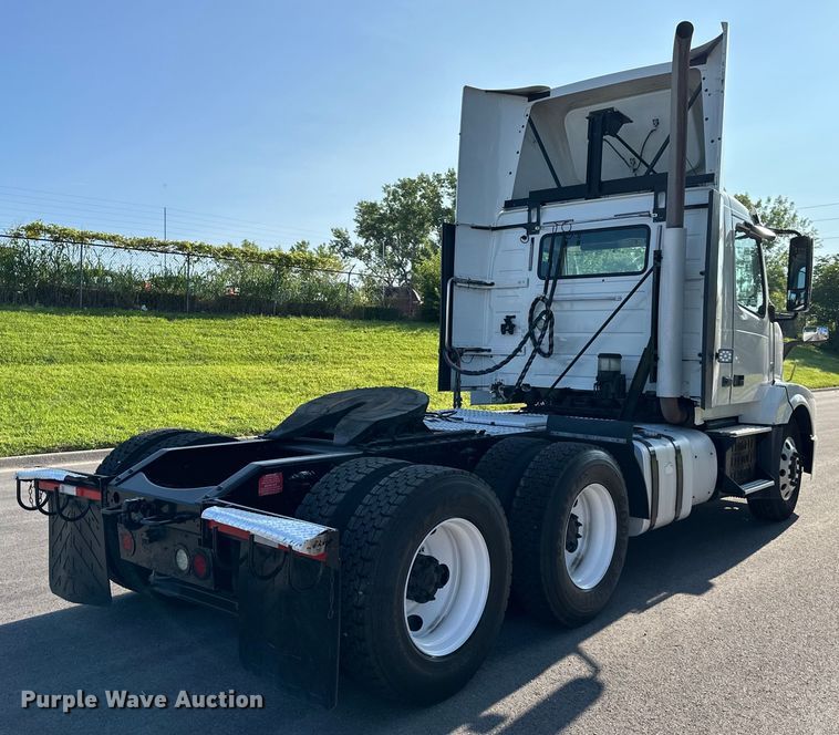 image for item EJ7085 2016 Volvo VN Series semi truck