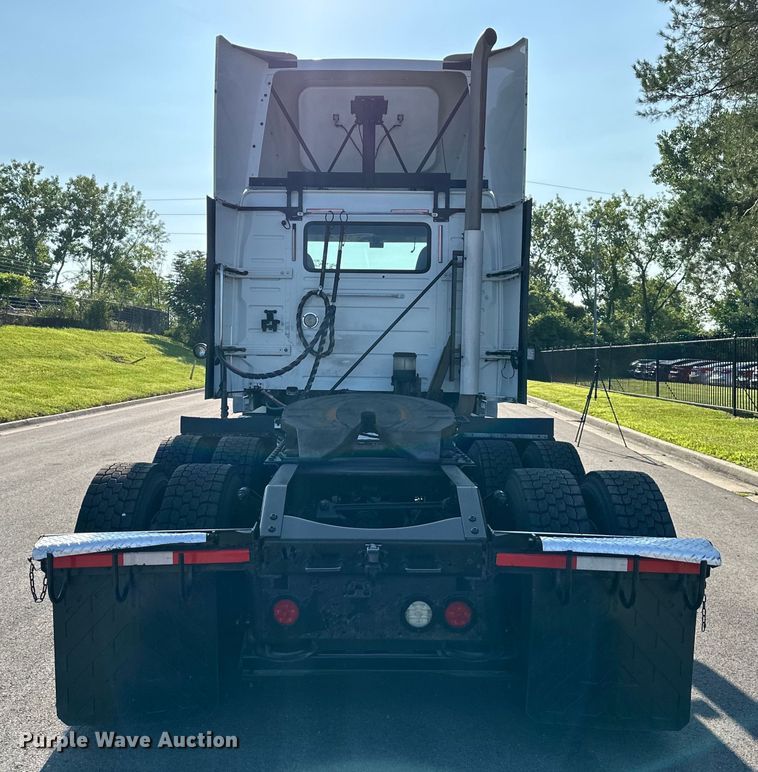 image for item EJ7085 2016 Volvo VN Series semi truck