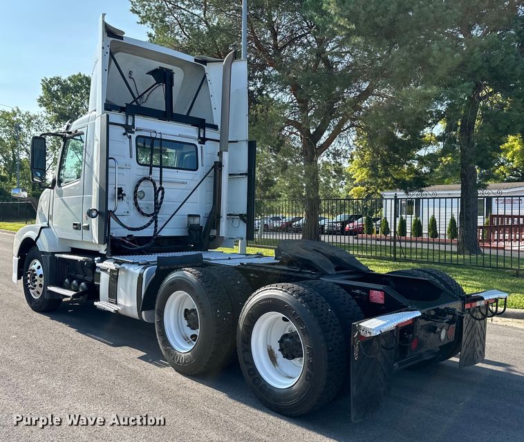 image for item EJ7085 2016 Volvo VN Series semi truck