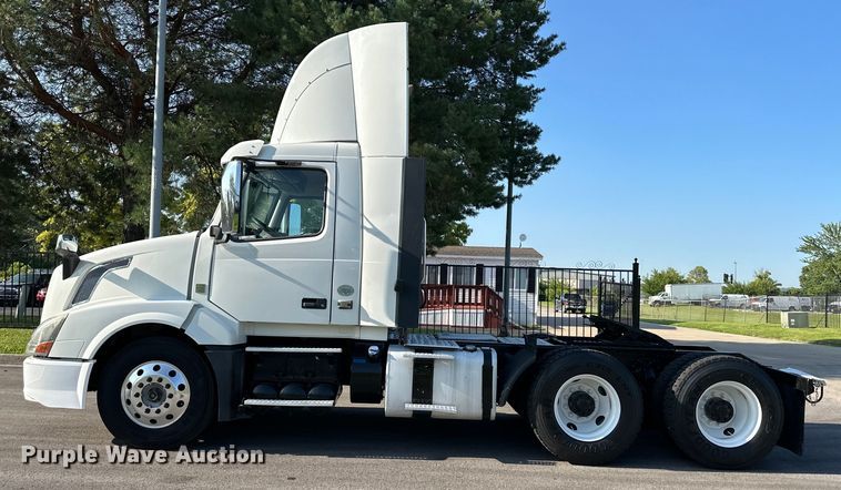 image for item EJ7085 2016 Volvo VN Series semi truck