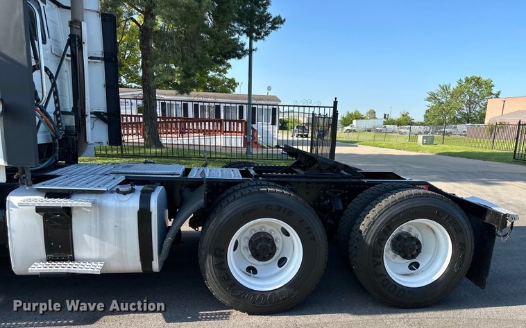 image for item EJ7085 2016 Volvo VN Series semi truck