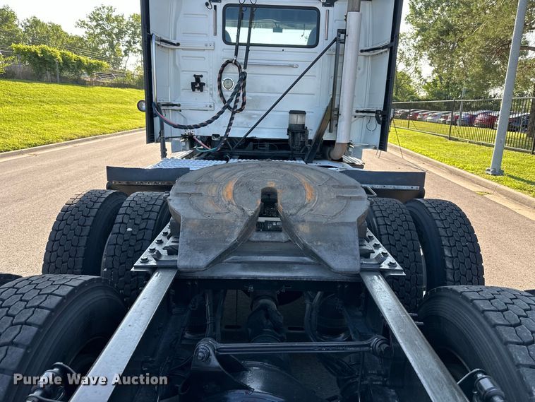 image for item EJ7085 2016 Volvo VN Series semi truck