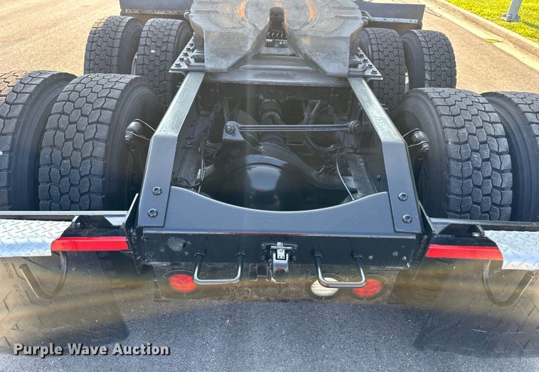 image for item EJ7085 2016 Volvo VN Series semi truck