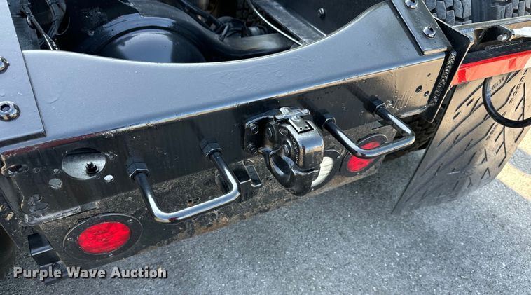 image for item EJ7085 2016 Volvo VN Series semi truck