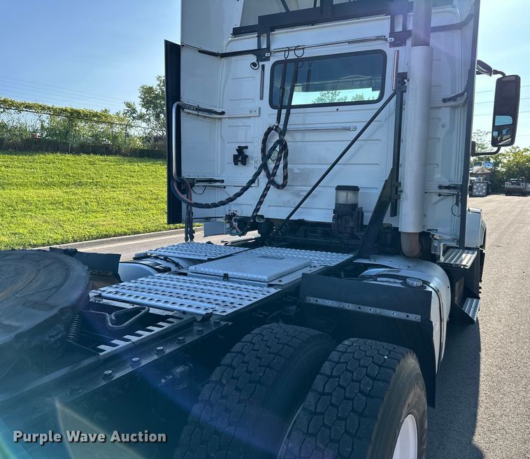 image for item EJ7085 2016 Volvo VN Series semi truck