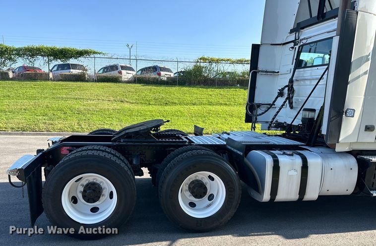 image for item EJ7085 2016 Volvo VN Series semi truck