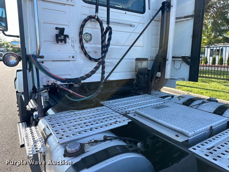 image for item EJ7085 2016 Volvo VN Series semi truck