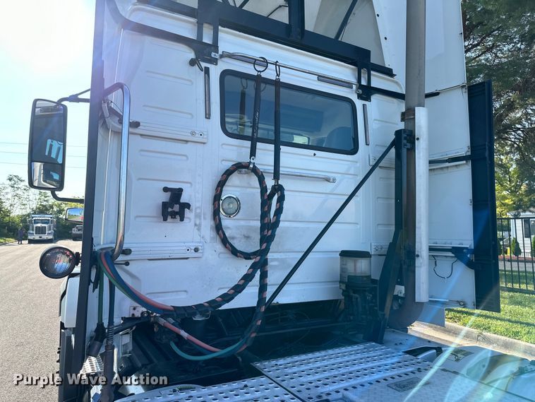 image for item EJ7085 2016 Volvo VN Series semi truck