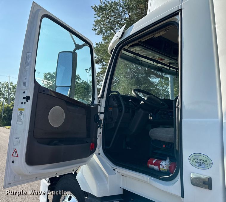 image for item EJ7085 2016 Volvo VN Series semi truck