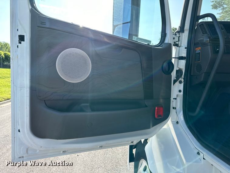 image for item EJ7085 2016 Volvo VN Series semi truck