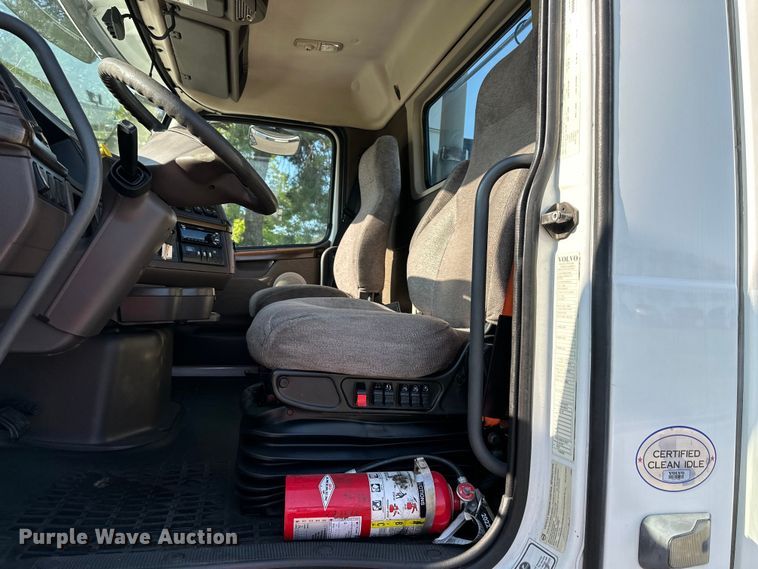 image for item EJ7085 2016 Volvo VN Series semi truck