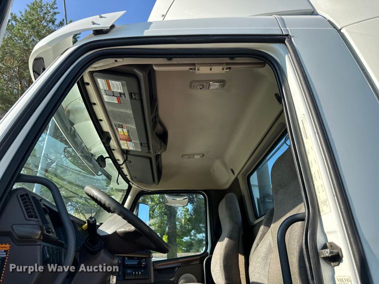 image for item EJ7085 2016 Volvo VN Series semi truck