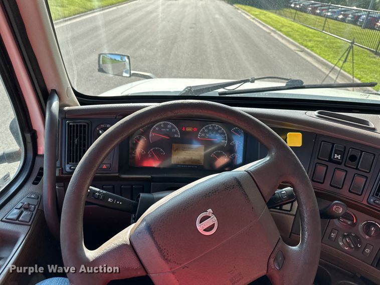 image for item EJ7085 2016 Volvo VN Series semi truck