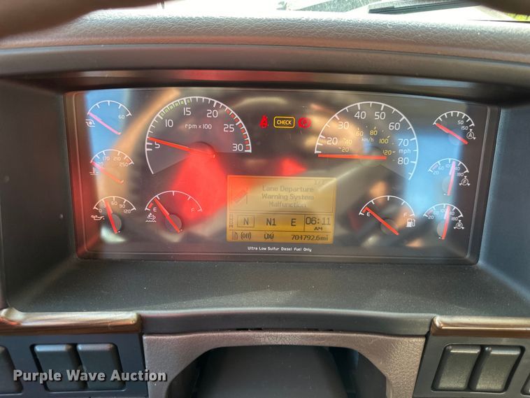 image for item EJ7085 2016 Volvo VN Series semi truck