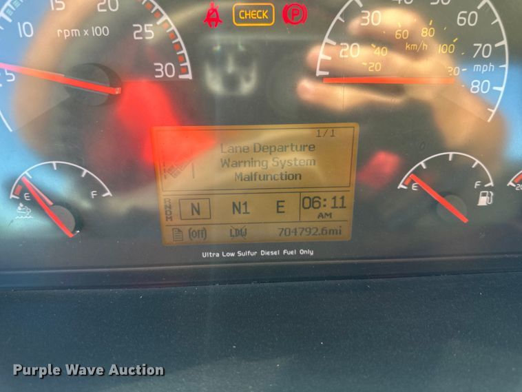 image for item EJ7085 2016 Volvo VN Series semi truck