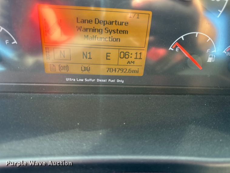 image for item EJ7085 2016 Volvo VN Series semi truck