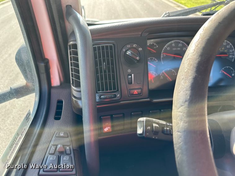 image for item EJ7085 2016 Volvo VN Series semi truck