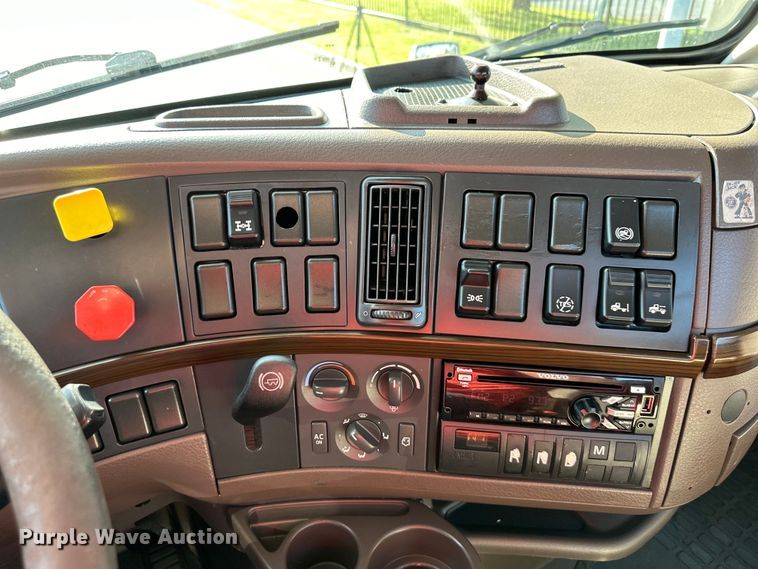 image for item EJ7085 2016 Volvo VN Series semi truck