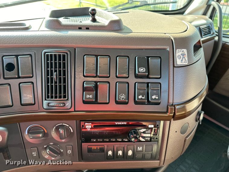 image for item EJ7085 2016 Volvo VN Series semi truck