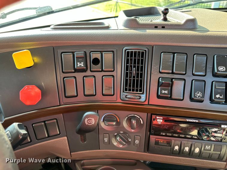 image for item EJ7085 2016 Volvo VN Series semi truck